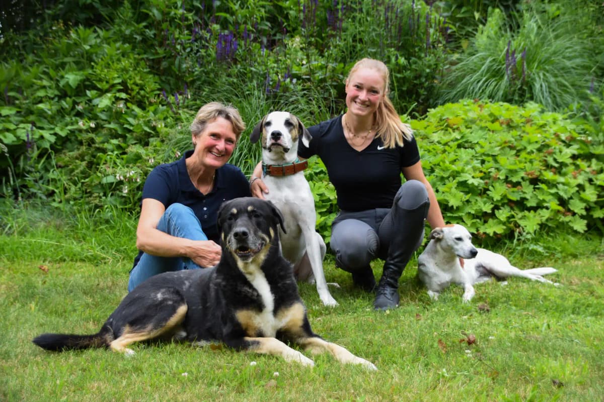 Caroline met honden in de tuin