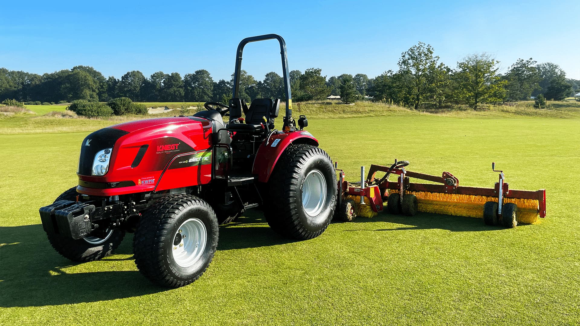 Elektrische tractor met borstelmachine